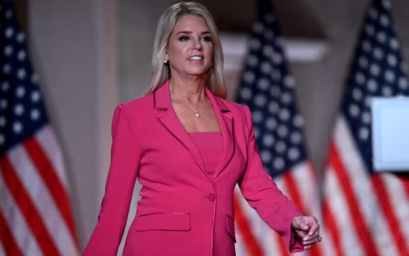 Bondi depõe no Congresso e defende Trump no caso Epstein