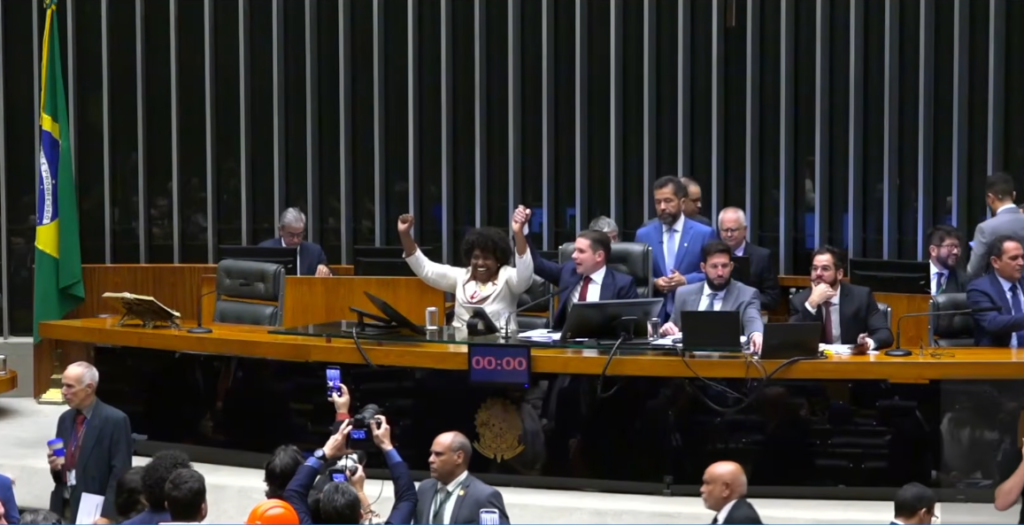 Câmara aprova fim da escala 6x1 em dois turnos; PEC vai ao Senado