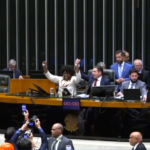 Câmara aprova fim da escala 6x1 em dois turnos; PEC vai ao Senado