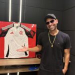 Camisa do Flamengo autografada rifada para projeto social