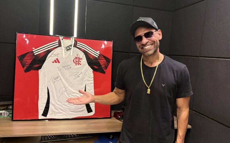 Camisa do Flamengo autografada rifada para projeto social