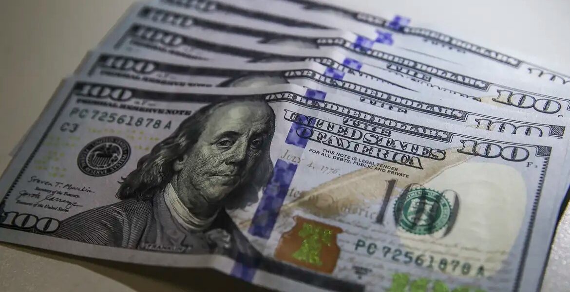 Dólar cai a R$ 4,95, menor nível em mais de um ano