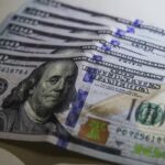 Dólar cai a R$ 4,95, menor nível em mais de um ano