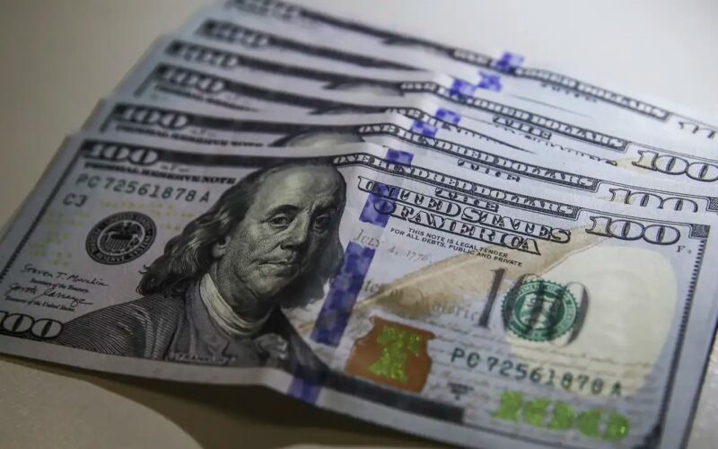 Dólar cai a R$ 4,95, menor nível em mais de um ano