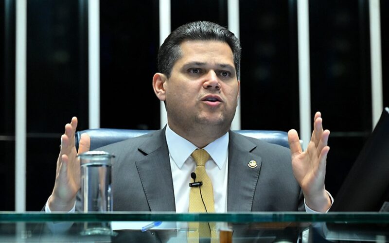 Empresários tentam enterrar PEC 6x1 e pedem adiamento ao Senado