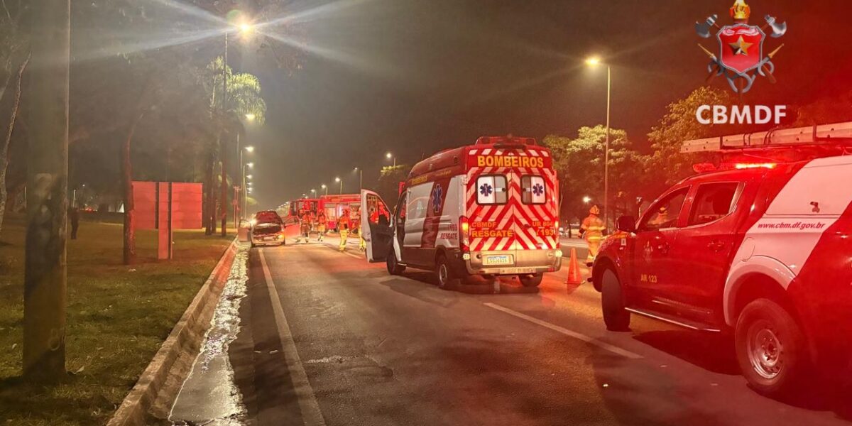 Fiat Punto pega fogo no Eixão Sul; trânsito é desviado