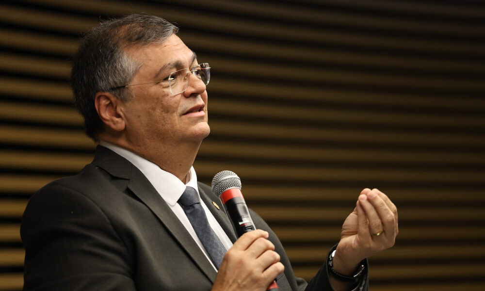 Flávio Dino critica autocontenção e defende STF: "Não somos inimigos
