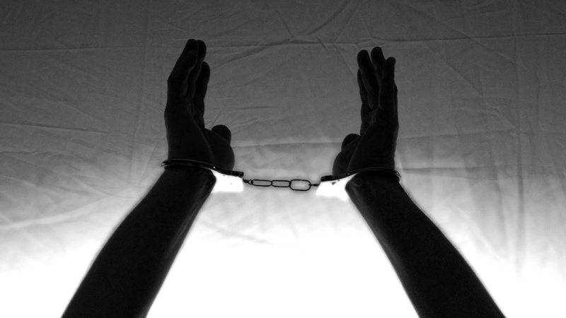 Homem mata o próprio pai a pauladas e é preso em GO