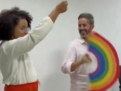 Leandro Grass aprende a bater leque em campanha