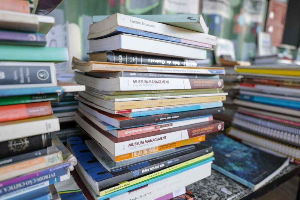 Venda de livros no Brasil cresce 6,5% em 2025, impulsionada por obras gerais