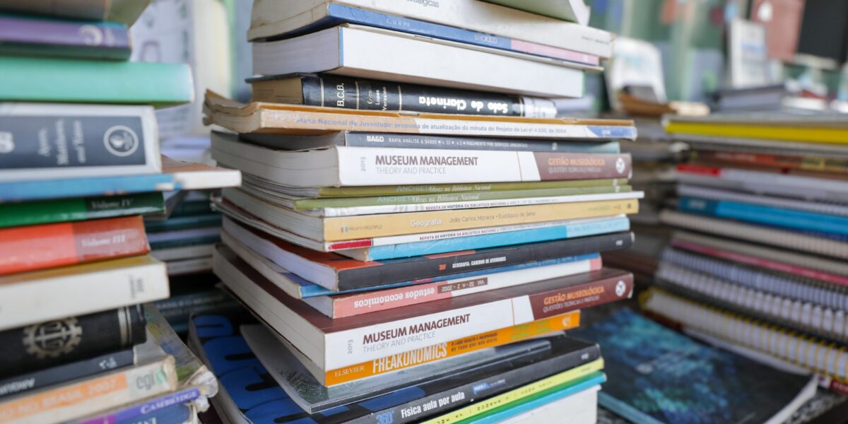 Venda de livros no Brasil cresce 6,5% em 2025, impulsionada por obras gerais
