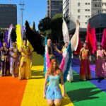 Parada LGBT+ expõe ausência da direita e contraste com Marcha para Jesus