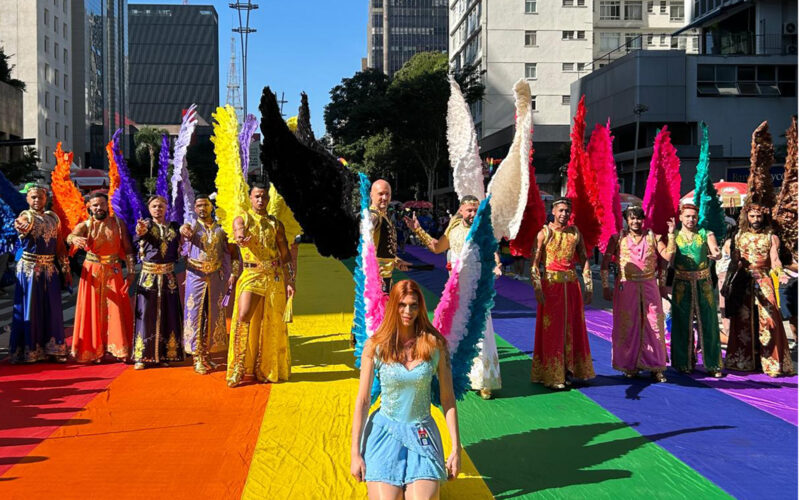 Parada LGBT+ expõe ausência da direita e contraste com Marcha para Jesus