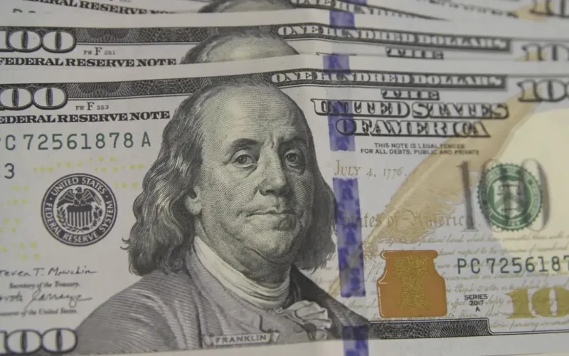 Dólar abre estável com IPCA-15 abaixo do esperado