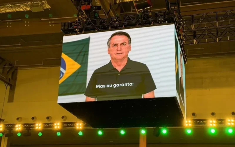 Defesa de Flávio alega que vídeo com IA de Bolsonaro é legal