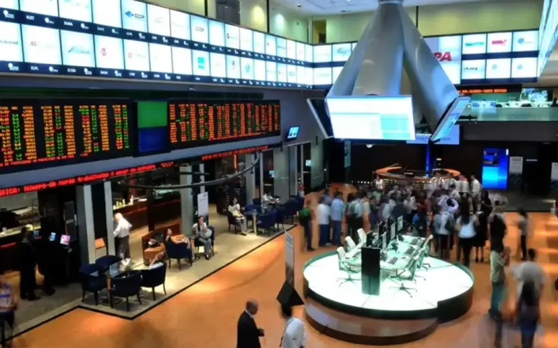 Bolsa abre com atraso e dólar sobe com Fed e balanços no radar