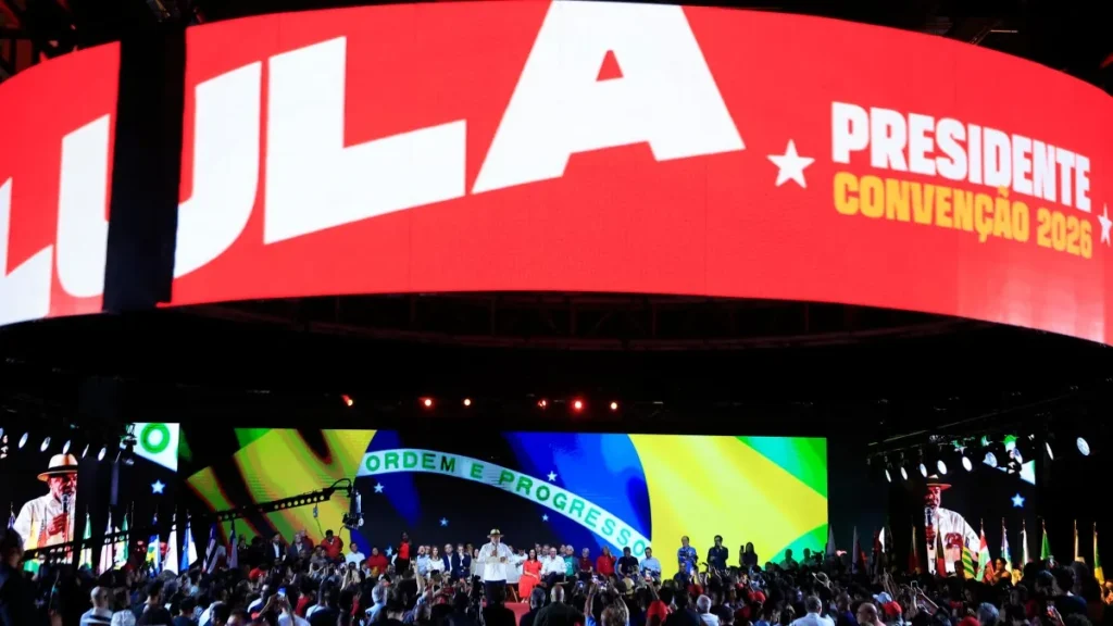 Militância usa criatividade para vestir vermelho em convenção de Lula