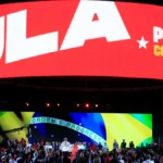 Militância usa criatividade para vestir vermelho em convenção de Lula