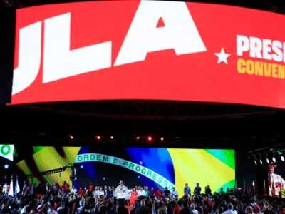 Militância usa criatividade para vestir vermelho em convenção de Lula