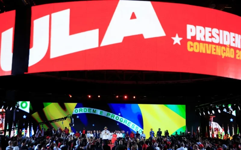 Militância usa criatividade para vestir vermelho em convenção de Lula
