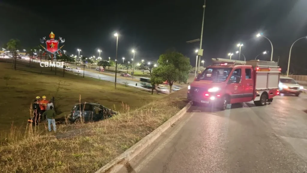 Carro capota na EPIA Sul e motorista é socorrido ao hospital