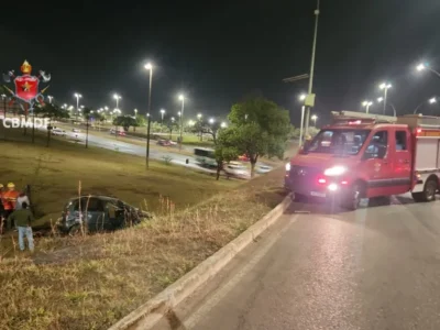 Carro capota na EPIA Sul e motorista é socorrido ao hospital