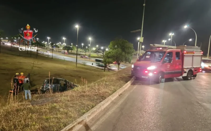Carro capota na EPIA Sul e motorista é socorrido ao hospital