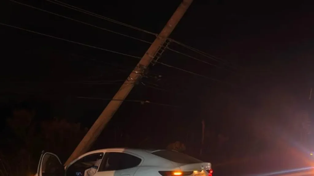 Carro bate em poste no Altiplano Leste e condutor não se fere