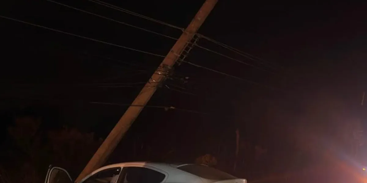 Carro bate em poste no Altiplano Leste e condutor não se fere