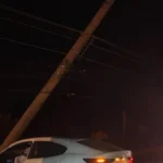 Carro bate em poste no Altiplano Leste e condutor não se fere