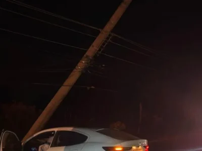 Carro bate em poste no Altiplano Leste e condutor não se fere