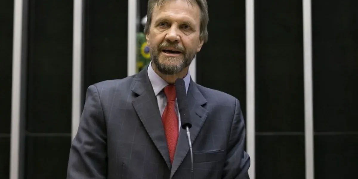 Líder do PT na Câmara sofre AVC e é internado em Brasília
