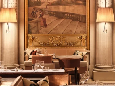Paris: alta gastronomia surrealista em hotéis de luxo