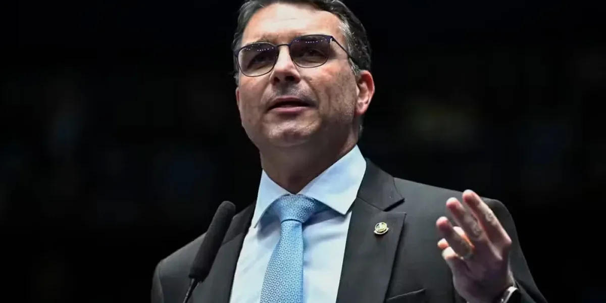 Flávio Bolsonaro cancela motociata em MG por mau tempo